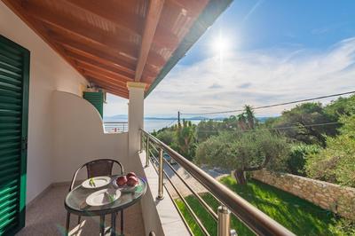 Crystal Blue Hotel, Barbati