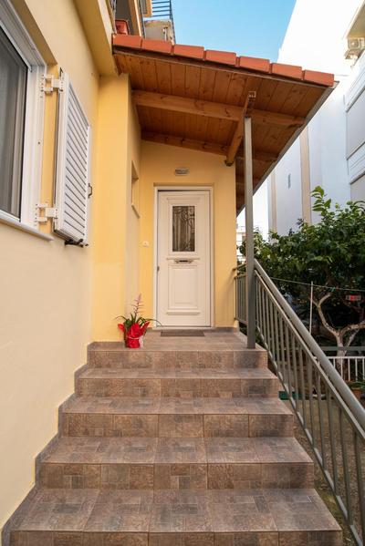 Nikopoleos 41