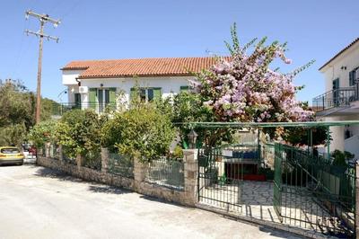Babis - LOGGOS APARTMENTS