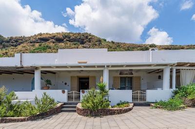 Villa Ginestra sulla spiaggia di Stromboli