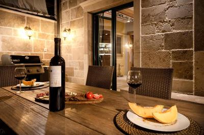 Luxury Palazzo v. Pelsocz Hvar Town