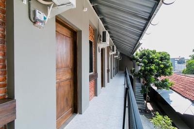 Capital O 1898 Louise Place