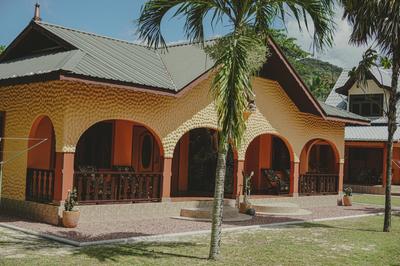 Anse Kerlan Beach Chalets