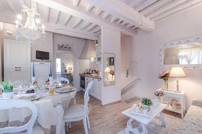 Casa Monique, A Smart Designed Sweet Air Conditioned Apartment Inside the Walls of Lucca
