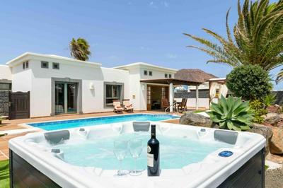 Eslanzarote Villa Rosa, Heated Pool, Jacuzzi, Super wifi, Sat tv