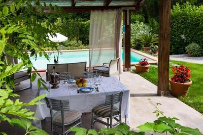 villa con piscina esclusiva nel verde