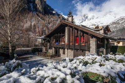 Spacious chalet low-cost for a group holiday