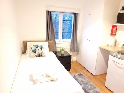 F22-Compact 4th Flr Studio fits 1- Near Paddington Station photo 5