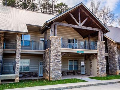 Abrams Retreat at Cades Cove with Mountain Views