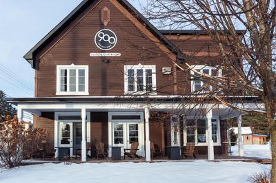 Le 900 Tremblant Inn Café and Bistro
