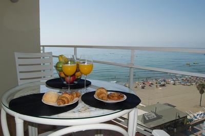 ALMAR, TORREMOLINOS BEACHFRONT 606 by AlohaMalaga