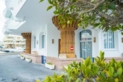 Luxury ground floor apartment in the marina