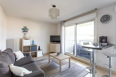 Air-conditioned studio with furnished terrace and parking