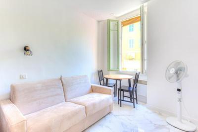Furnished Studio in A Lively Area Near The Beaches