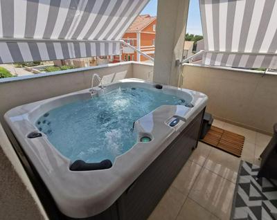 Central Apartment with Jacuzzi