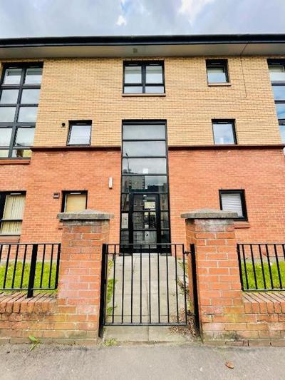 Modern 2 Bedroom Apartment With Free Parking
