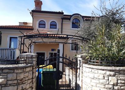 Apartments house Villa Teuta close to the sea