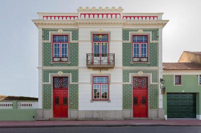 Vintage Balcony Guesthouse & Suites