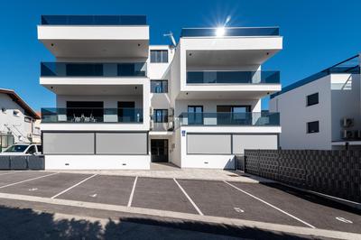 Poolside 2 bedroom ap. MARE