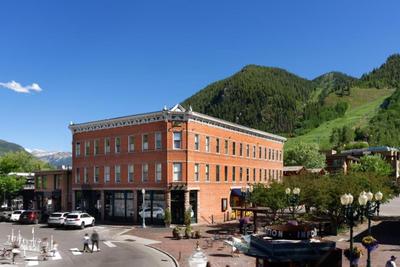 Independence Square 206, Hotel Room with Central Location, Town Views, & Rooftop Hot Tub