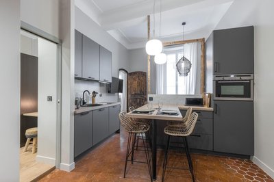 Charming 2 Bdr Old Town