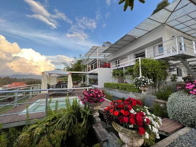 Cabaña familiar BANIA con vista del embalse al lado de la piedra