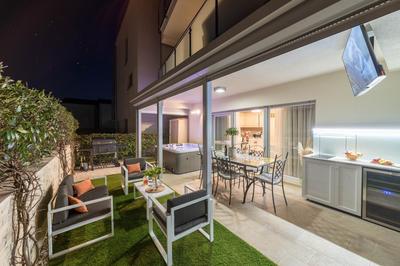 Apt GioAn Novigrad, 500m to Sea, private heated Jacuzzi, BBQ, free parking