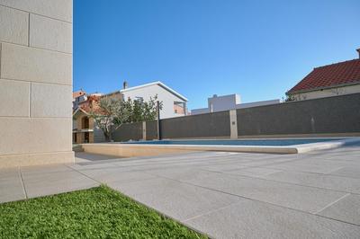 M Entire floor in a spacious house with pool