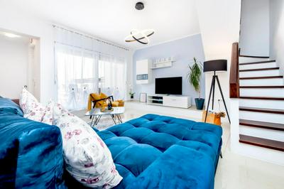 LEA'S apartment