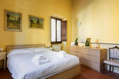 Cozy classic Italian house near Santa Croce, on the Lungarno