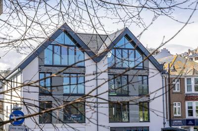 2 De Courcey House - Architect designed luxury apartment with parking, central Dartmouth