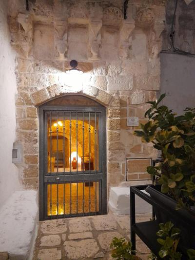 DOMUS CESARE - dimora storica totalmente in pietra nel cuore del centro storico con cabina doccia pietra in camera e zona relax esterna-historic residence 