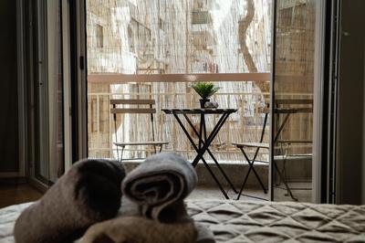Theo Apartments