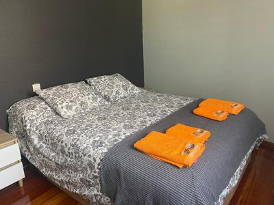 Amezola 2- Habitación con baño exterior de uso privado en casa compartida