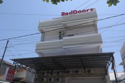 RedDoorz near Mall Ratu Indah 3