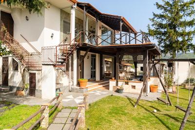Villa immersa nel verde dell Etna