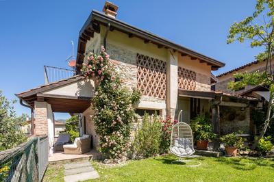 Country house with pool and outbuilding Fivizzano by VacaVilla
