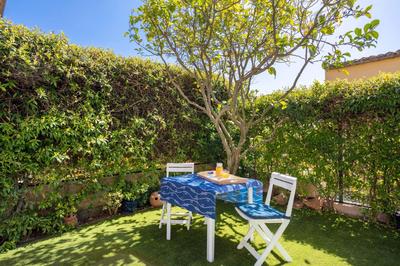 Bonita casa adosada con jardín privado y piscina comunitaria