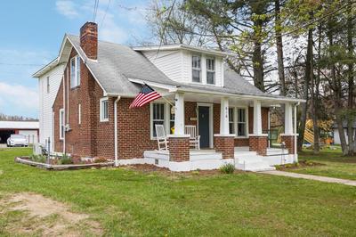 Charming 4 bedroom farmhouse with large backyard for entertaining