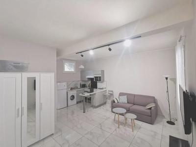 Studio rénové au centre ville (15 min de la plage)