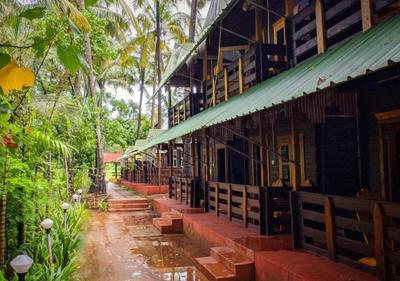 Lotus Feet Beach Resort, 100 Meters from Morjim Beach
