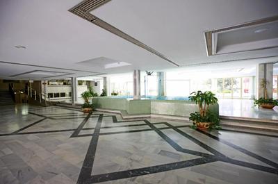 Precioso apartamento con vistas al mar y piscinas