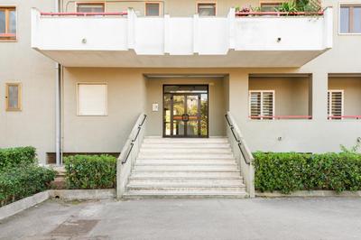 GuestHost - Roomy Apartment with terrace & parking