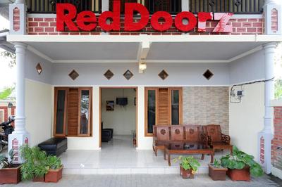RedDoorz Syariah near Alun Alun Pacitan 2