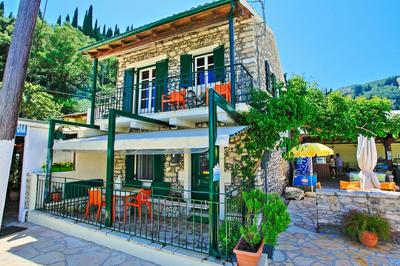 Olgas Cottage: Stone house on the beach
