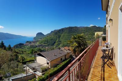Casa Palanca 2 balcony lake view By Garda Domus Mea