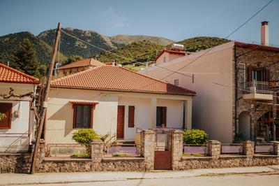 Kalavrita downtown 3 bedroom house for 6 pers