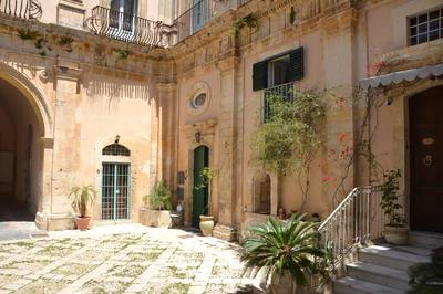 SUD room Palazzo Rau della Ferla