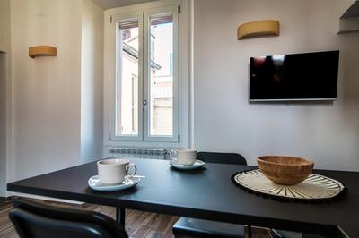 JOIVY Stylish Flat, 5-Minute Metro Trip to Centre