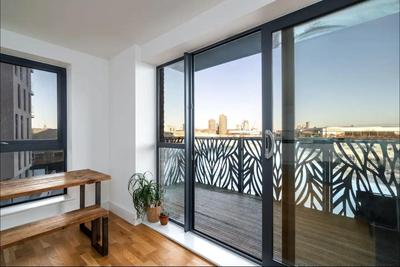 Stunning Riverside View Apartment, near Canary Wharf & O2